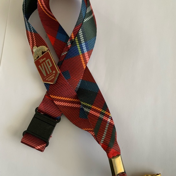 Disney VIP Tours - VIP lanyard medal - Picture 5 of 15